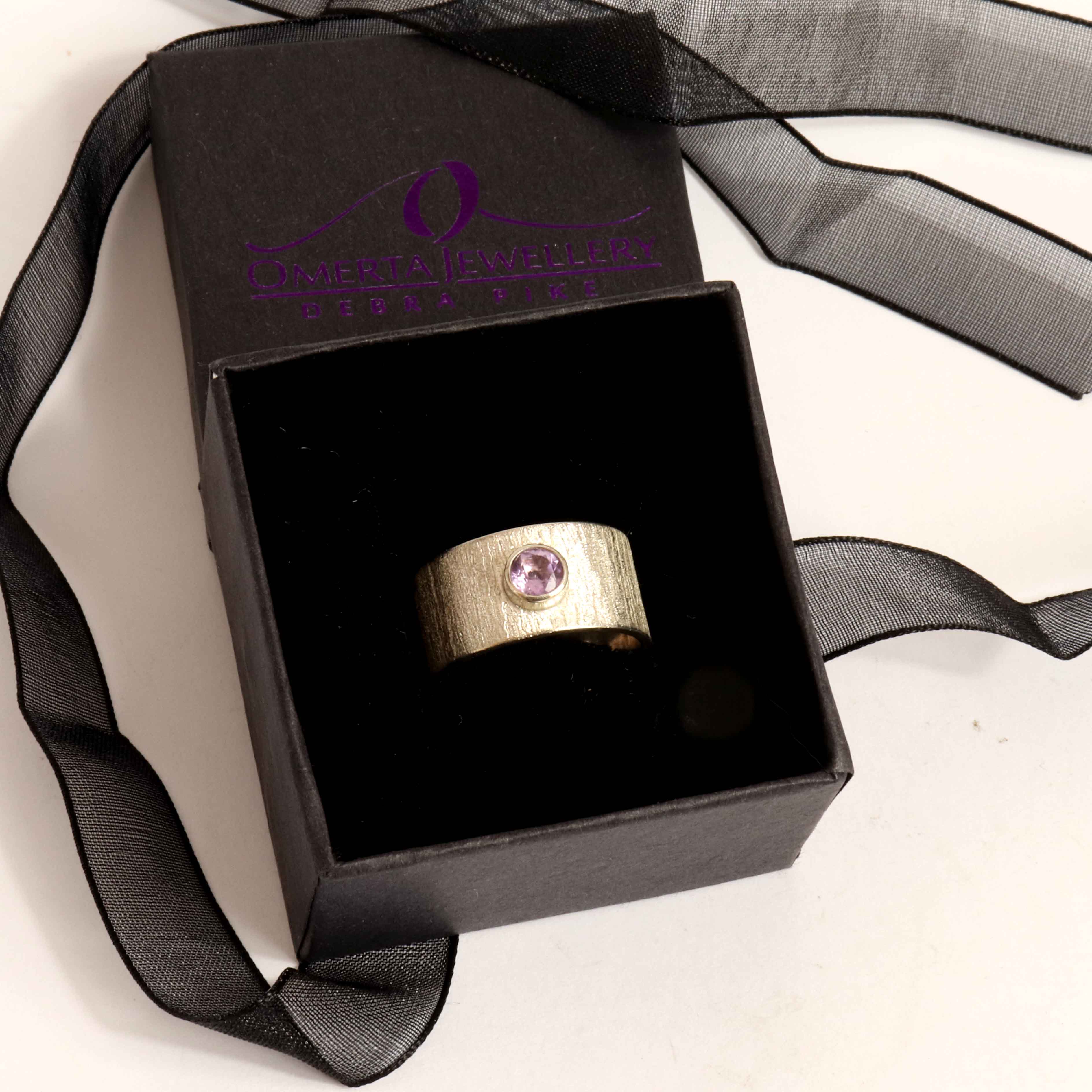 Rose de France Amethyst Band With Engraved Finish