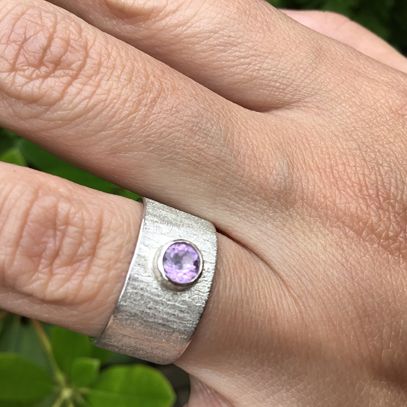 Rose de France Amethyst Band With Engraved Finish