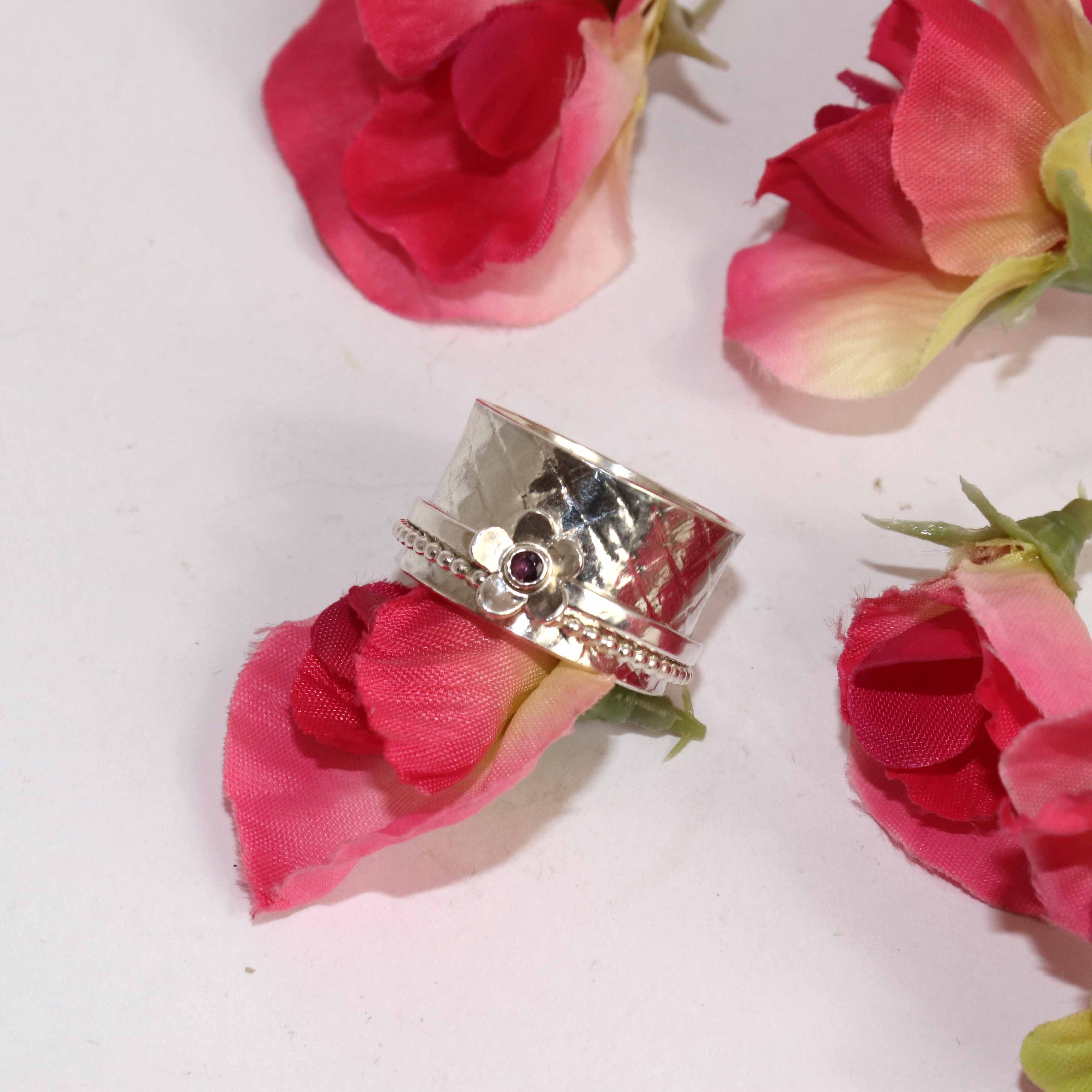 Double Band Spinner Ring With Ruby Flower